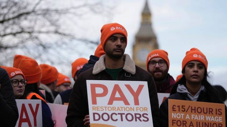 Βρετανία: Σε πενθήμερη απεργία κατεβαίνουν οι ειδικευόμενοι γιατροί - Απαιτούν αυξήσεις