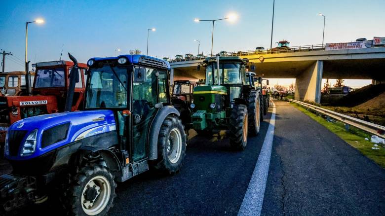 Παραμένουν στα μπλόκα οι αγρότες: «Θα γεμίσει όλη η Ελλάδα - Ερχονται κι άλλα τρακτέρ στη Νίκαια»