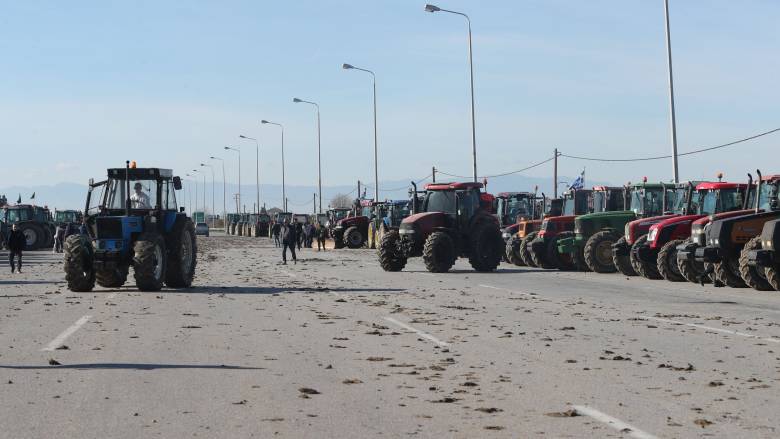 Οι αγρότες έκλεισαν και την εθνική οδό στα Μάλγαρα - Πού αλλού υπάρχουν μπλόκα