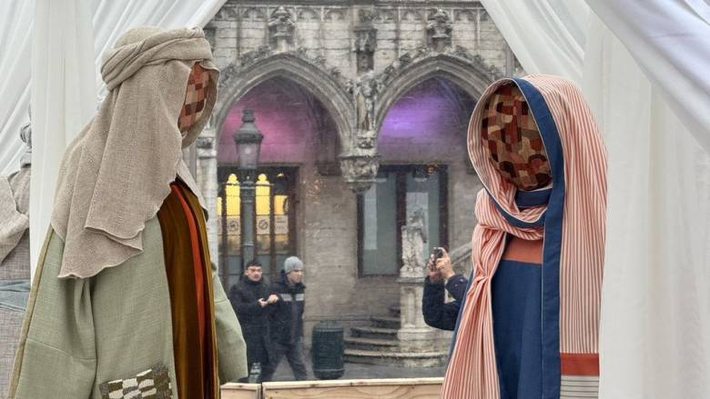 Αντιδράσεις για τη φάτνη με απρόσωπες φιγούρες στο Βέλγιο - Τι απαντά η δημιουργός