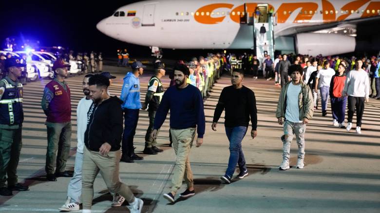 Βενεζουέλα: Ο Μαδούρο ενέκρινε πτήση επαναπατρισμού μεταναστών από τις ΗΠΑ