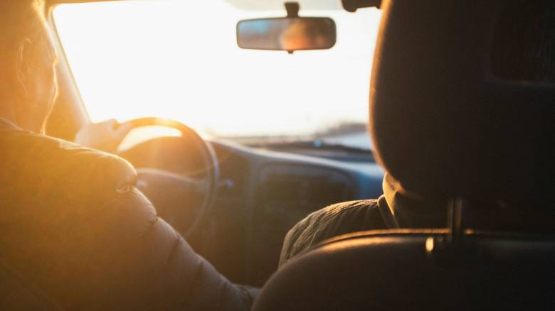 Ο κίνδυνος οδήγησης με χοντρό μπουφάν: Γιατί μπορεί να τραυματιστείτε ακόμη και με χαμηλές ταχύτητες