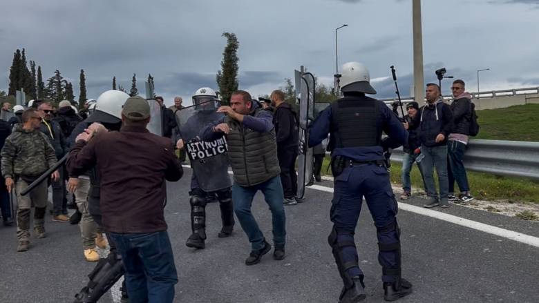 Ένταση αγροτών και Αστυνομίας στο Κιάτο: Άνοιξε η Πατρών - Κορίνθου