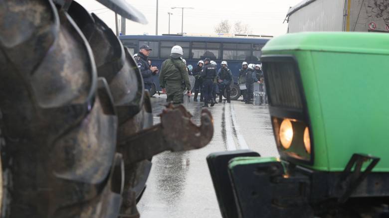 Σέρρες: Προς το τελωνείο Προμαχώνα οι αγρότες - Έσπασαν τον αστυνομικό κλοιό