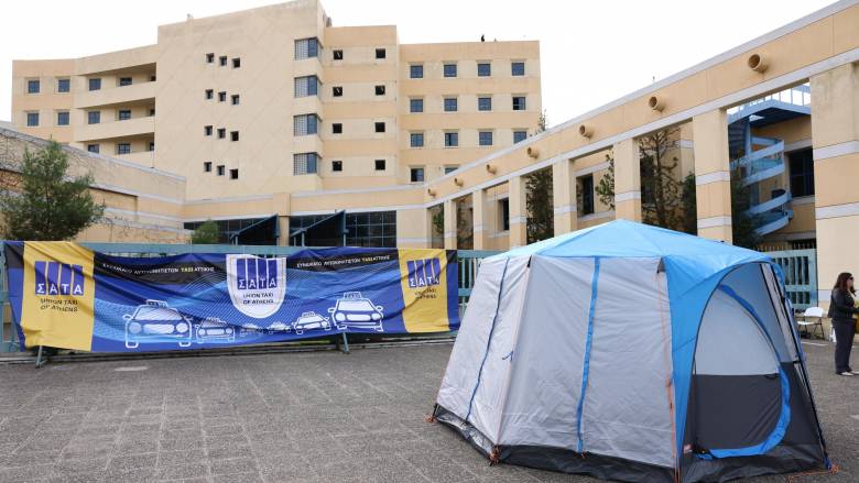 Ταξί: Έξω από το υπουργείο Μεταφορών κατασκήνωσαν οι οδηγοί, δείτε φωτογραφίες