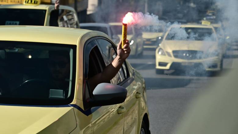 Στο πλευρό των αγροτών οι οδηγοί ταξί στην Πάτρα - Πάνω από 100 οχήματα στο μπλόκο Εγλυκάδας