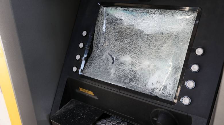 Αντιεξουσιαστές τα έκαναν «γυαλιά καρφιά» στο Κουκάκι - Βανδάλισαν καταστήματα και ΑΤΜ