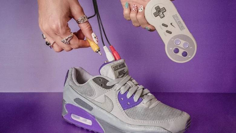 Σε αυτά τα παπούτσια της Nike μπορεί κανείς να παίξει κλασικά παιχνίδια Nintendo