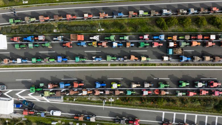 Η «κόκκινη γραμμή» της κυβέρνησης στους αγρότες και η «αντίστροφη μέτρηση» για την ΕΛΑΣ