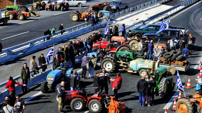 Αγρότες: Αποκαταστάθηκε η κυκλοφορία των οχημάτων στην Πατρών - Πύργου