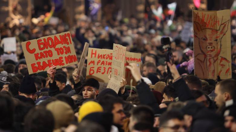 Βουλγαρία: Αποσύρθηκε ο προϋπολογισμός 2026 μετά τις ογκώδεις διαδηλώσεις