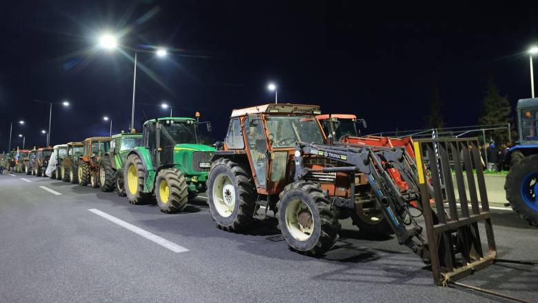 Σε τροχιά κινητοποιήσεων και οι αγρότες Κρήτης - Μπλόκα σε δρόμους και αεροδρόμιο Χανίων τη Δευτέρα