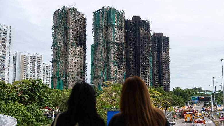 Χονγκ Κονγκ: Απομακρύνει τις σκαλωσιές από τα κτήρια μετά την φονική πυρκαγιά στους ουρανοξύστες