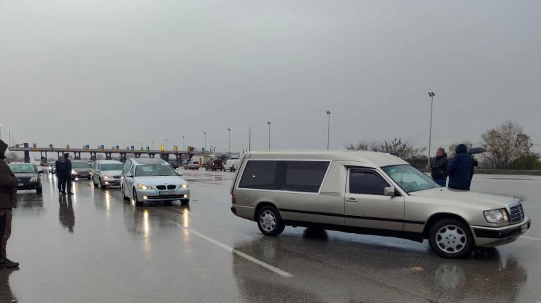 «Η κηδεία της αγροτιάς»: Πομπή με νεκροφόρες στο πλευρό των παραγωγών στη Θεσσαλονίκη