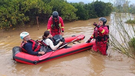 Κακοκαιρία Byron: Οικογένεια απομακρύνθηκε με βάρκα από πλημμυρισμένο σπίτι στο Γύθειο