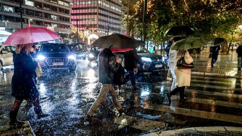 Kακοκαιρία Byron: Μπλακ άουτ στην Ερμού, στο σκοτάδι καταστήματα - Πλημμύρισε η ΑΣΟΕΕ