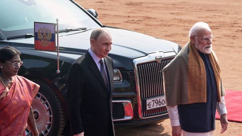 Επίδειξη δύναμης από τον Πούτιν στην Ινδία - Υπέγραψε σειρά από συμφωνίες με τον Μόντι
