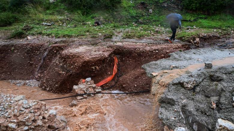Έσπασε αγωγός ύδρευσης στη Μάνδρα - Διακοπή υδροδότησης
