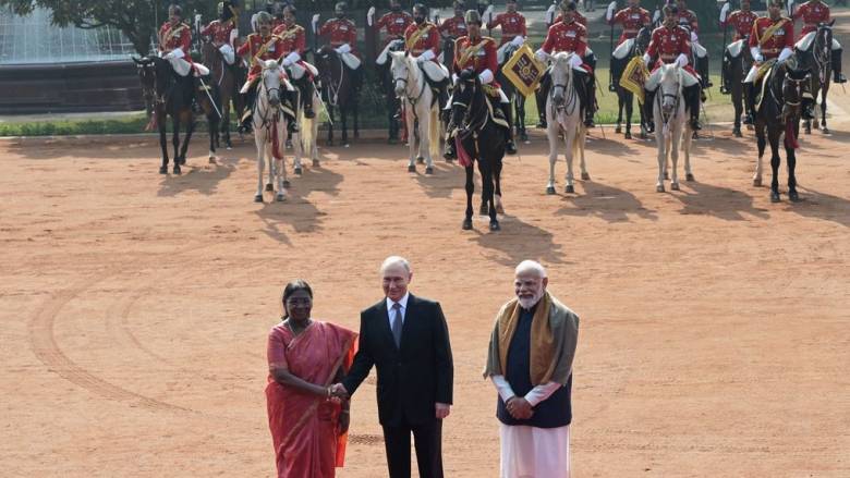 Υποδοχή με όλες τις τιμές επιφύλαξε στον Πούτιν ο Μόντι