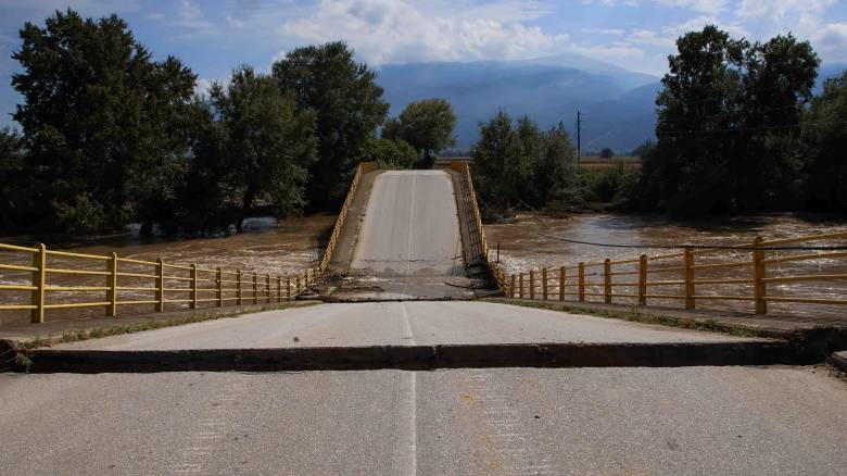 Κακοκαιρία Byron: Υπερχείλισε ο Πηνειός στα αναχώματα Βαλομανδρίου και Ρογκίων