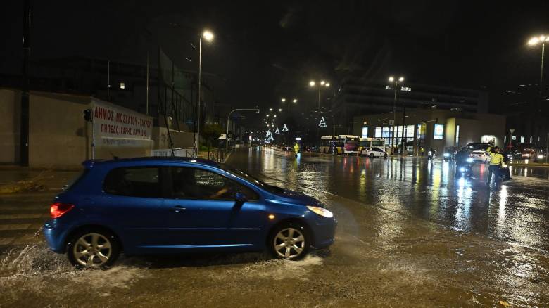 Κακοκαιρία Byron: Απεγκλωβισμοί πολιτών από σπίτια και αυτοκίνητα στην Αθήνα