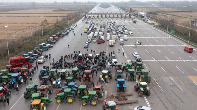 Οι αγρότες επιμένουν, η κυβέρνηση επιδιώκει «κατάπαυση» μέσω πληρωμών – Κομβικός ο Δεκέμβριος