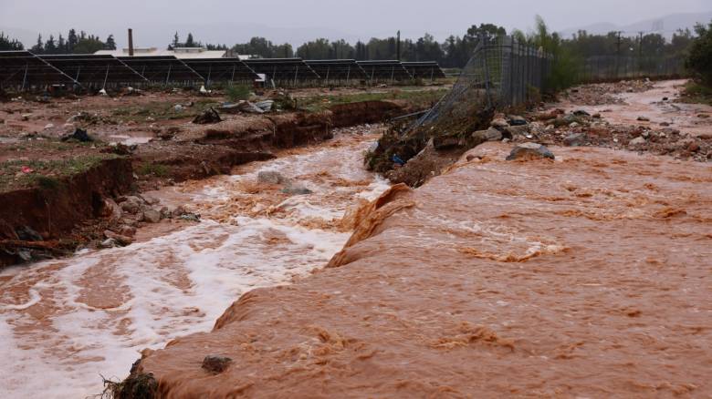 Εύβοια: Πλημμυρισμένα σπίτια και επιχειρήσεις - Συνεχίζει η Πυροσβεστική την άντληση υδάτων