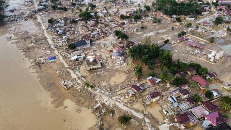 Πλημμύρες στην Ινδονησία: Ξεπέρασαν τους 900 οι νεκροί