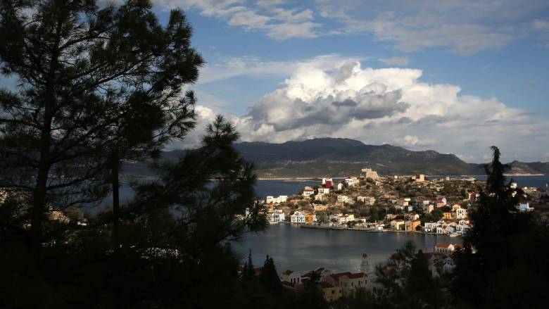 Το Καστελλόριζο χτυπά η κακοκαιρία BYRON: Ισχυρές καταιγίδες και ποτάμια λάσπης πλημμυρίζουν το νησί