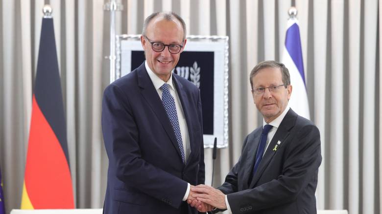 Στο Ισραήλ για επίσημη επίσκεψη ο Μερτς: «Η φιλία μας είναι ένα θαύμα» είπε στον Χέρτζογκ