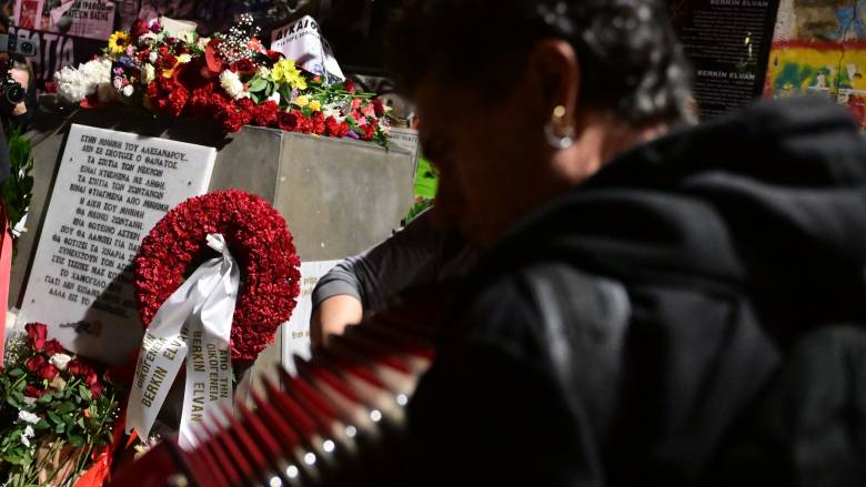 Συγκέντρωση στο σημείο της δολοφονίας του Γρηγορόπουλου - Επεισόδια νωρίτερα στην Πανεπιστημίου