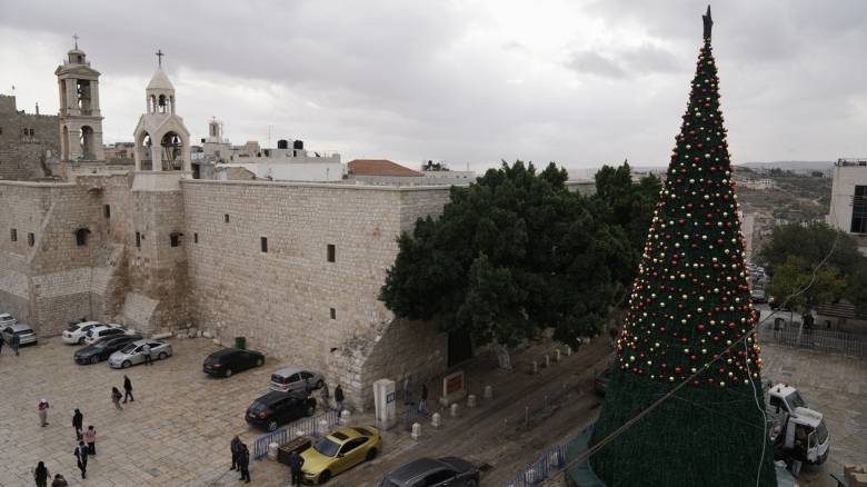 Το χριστουγεννιάτικο δέντρο της Βηθλεέμ ανάβει για πρώτη φορά από την έναρξη του πολέμου στη Γάζα