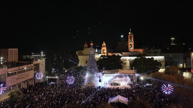 Άναψε το χριστουγεννιάτικο δέντρο στη Βηθλεέμ μετά από δύο χρόνια πολέμου