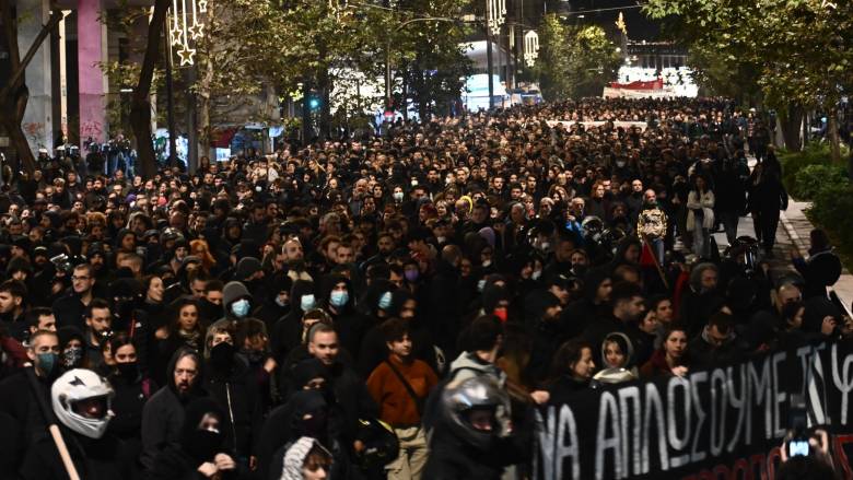 Ένταση, επεισόδια και 19 συλλήψεις στην πορεία για τον Γρηγορόπουλο