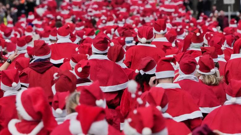 Χιλιάδες Άγιοι Βασίληδες κατέκλυσαν τους δρόμους της Βουδαπέστης