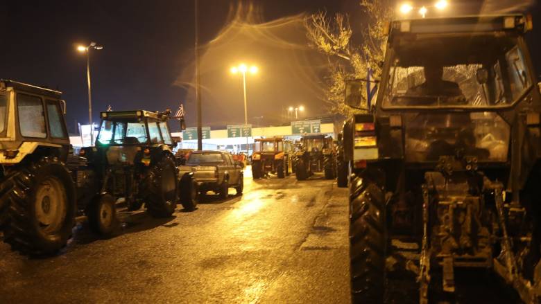 Άνοιξαν για τα φορτηγά το τελωνείο Προμαχώνα οι αγρότες