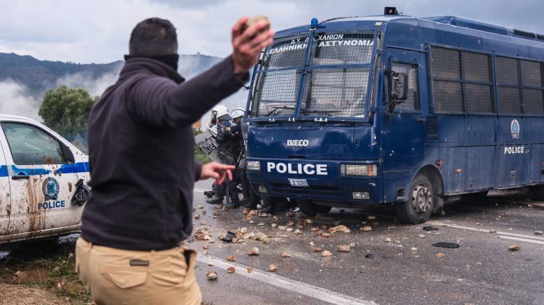 Κρήτη: Δύο συλλήψεις για τα επεισόδια των αγροτών - Πάνω από 100 οι διώξεις για Ηράκλειο και Χανιά