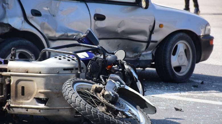 Στο νοσοκομείο 23χρονη οδηγός μηχανής στην Ιωαννίνων - Αθηνών μετά από τροχάιο: Σωτήριο το κράνος