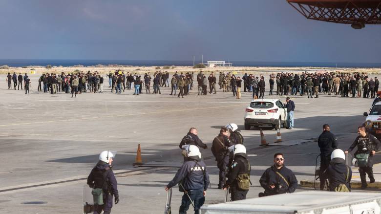 Αγρότες εισέβαλαν στο αεροδρόμιο Ηρακλείου - Ανεστάλη η λειτουργία του