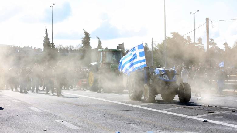 Αγρότες: Εκρηκτική κλιμάκωση στα μπλόκα με συγκρούσεις και χημικά - Κλείνουν αεροδρόμια και λιμάνια