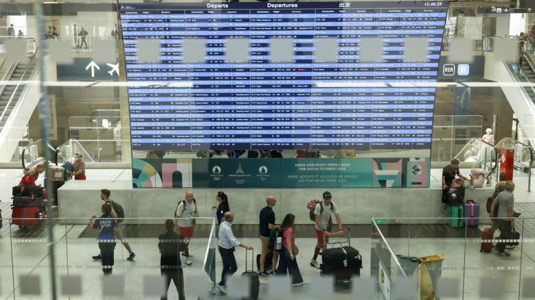 Γαλλία: Το αεροδρόμιο «Σαρλ ντε Γκωλ» μετονομάζει τους τερματικούς σταθμούς του
