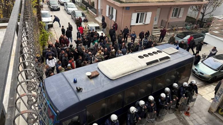 Αγρότες με τρακτέρ έξω από το γραφείο Τσιάρα στην Καρδίτσα: Ο εκρηκτικός διάλογος με την αστυνομία