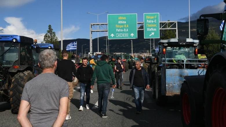 Αγρότες και κτηνοτρόφοι της Αχαΐας μπήκαν με τρακτέρ στην Πάτρα – Κλειστός ο κόμβος Γλαύκου