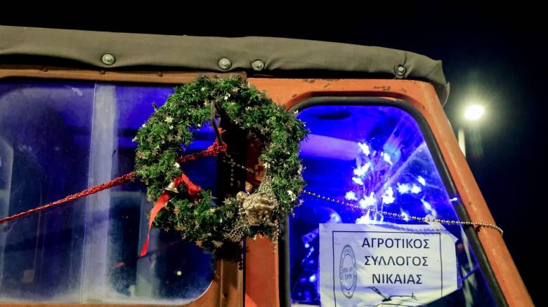 Οι αγρότες στόλισαν τα μπλόκα: Λαμπιόνια στους δρόμους, αυτιά ταράνδων, χριστουγεννιάτικα δέντρα