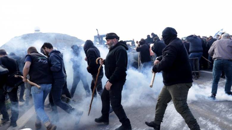 Υπό κατάληψη το κτήριο της Αποκεντρωμένης Διοίκησης στο Ηράκλειο από αγρότες με τα τρακτέρ τους