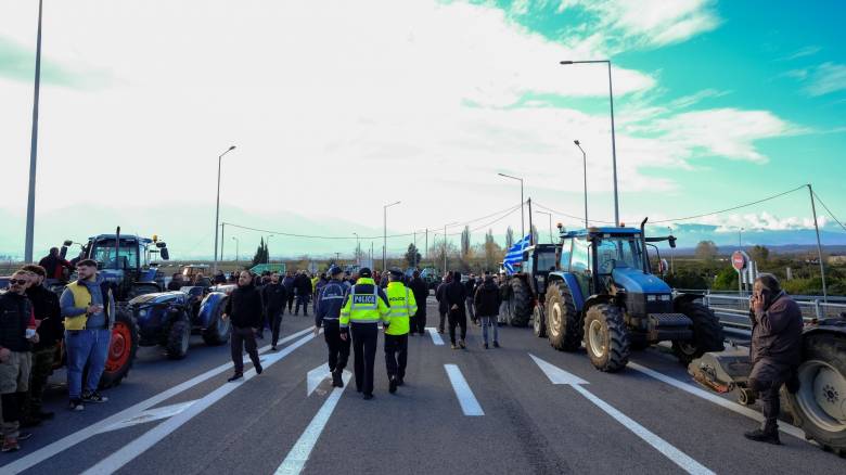 Η έκπληξη των αγροτών σε αστυνομικό - Της έφεραν τούρτα για τα γενέθλια της