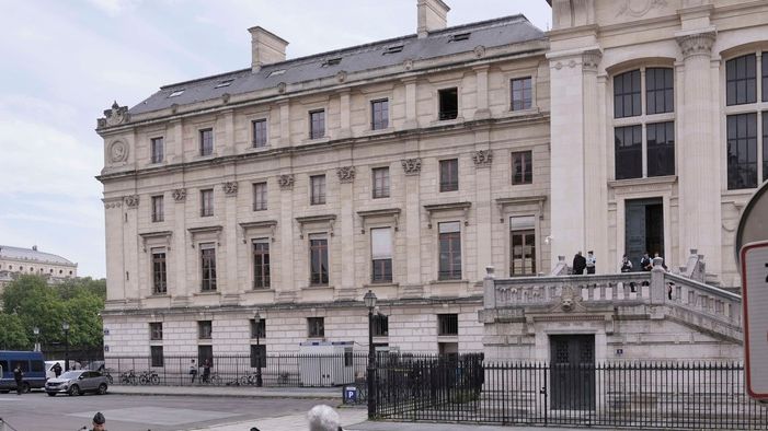 Γαλλία: Στο εδώλιο νταντά που δηλητήριασε τους εργοδότες της με απορρυπαντικό