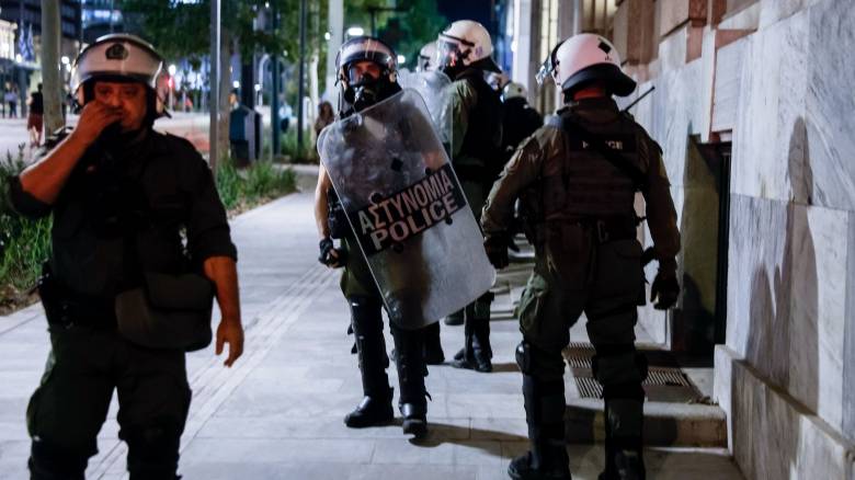 Επεισόδια στα Εξάρχεια: Άγνωστοι έριξαν μολότοφ εναντίον διμοιρίας ΜΑΤ