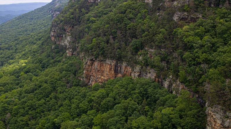 Κίνα: Τουρίστας πέφτει από γκρεμό ύψους 40 μέτρων - Δείτε το συγκλονιστικό βίντεο