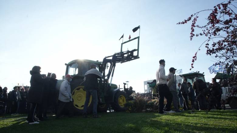 Εκρηκτικό το κλίμα στα μπλόκα των αγροτών: Τα επόμενα βήματα και το «στοίχημα» της κοινωνίας